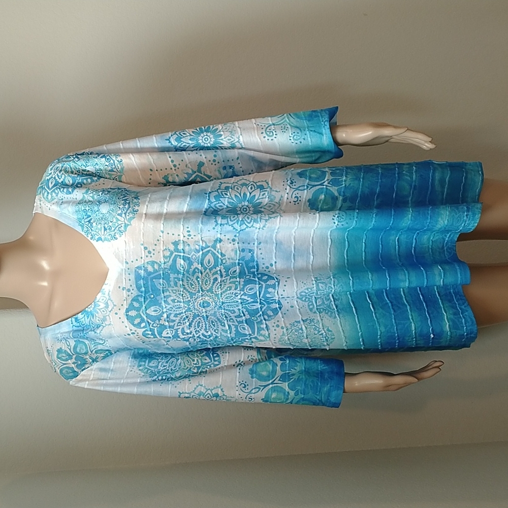 Time And Tru Blue/White Floral Mandela Pattern V Neck Long Sleeve Flowy Shirt